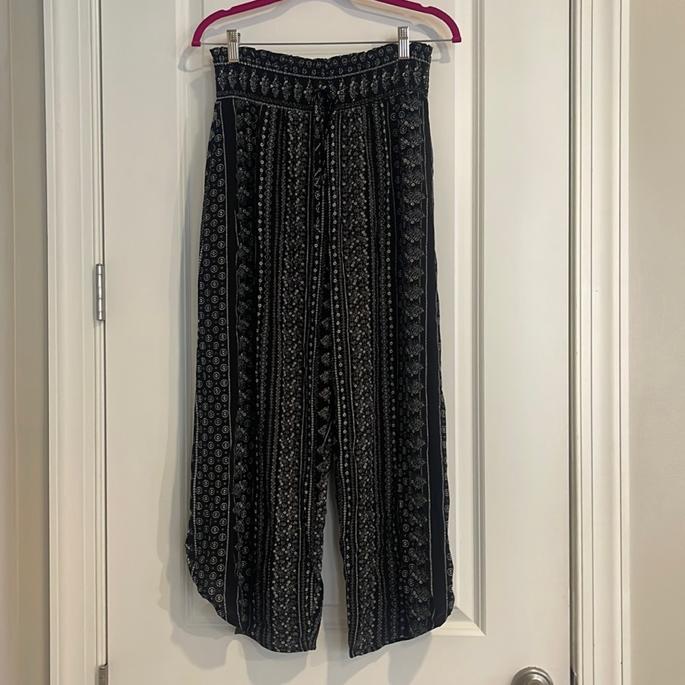 BeBop Wide Leg Elastic Waist tie pants Black and White size L capri length